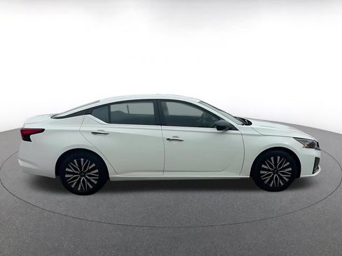 Used 2025 Nissan Altima 2.5 SV FWD image 12