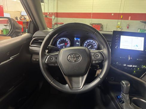 Used 2022 Toyota Camry SE image 9