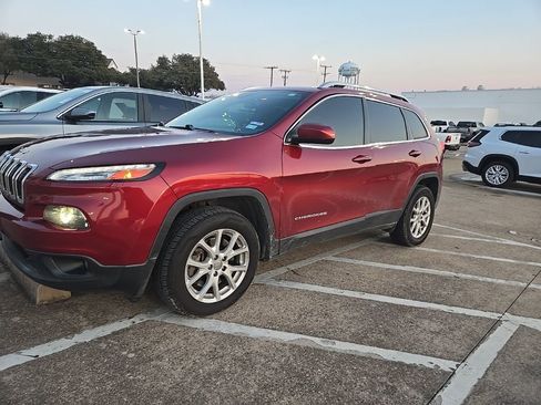 Used 2017 Jeep Cherokee Latitude image 1