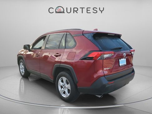 Used 2021 Toyota RAV4 XLE w/ Convenience Package image 3