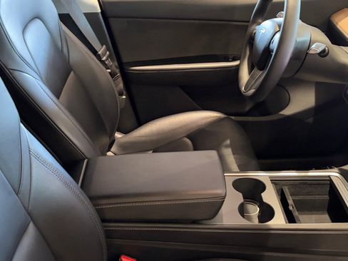 Used 2021 Tesla Model Y Long Range image 10