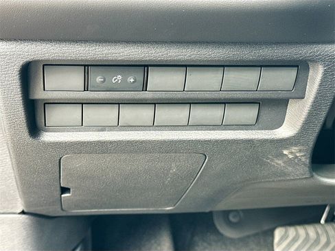 New 2025 Mitsubishi Outlander ES image 10