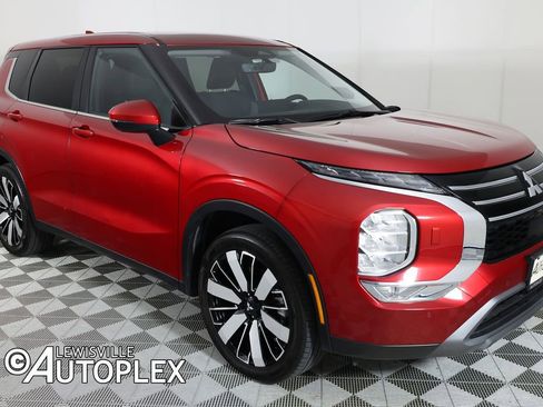 Used 2025 Mitsubishi Outlander SE image 3