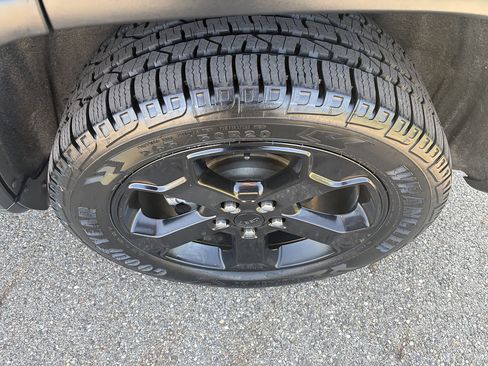 Used 2019 Jeep Grand Cherokee Laredo AWD/4WD image 10