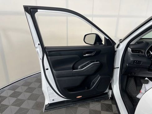 Used 2023 Toyota Highlander XLE image 15