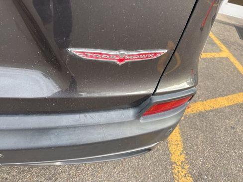 Used 2020 Jeep Cherokee Trailhawk image 7