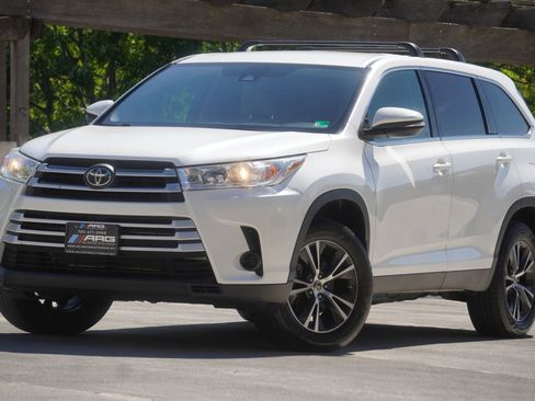 Used 2019 Toyota Highlander LE AWD/4WD image 2