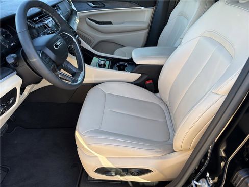 Used 2025 Jeep Grand Cherokee Limited RWD image 8