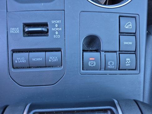 Certified 2025 Toyota Highlander XLE AWD/4WD image 33