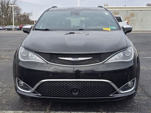 Used 2020 Chrysler Pacifica Limited w/ Tire & Wheel Group image 2