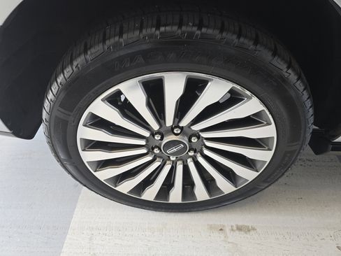 Used 2019 Lincoln Navigator Reserve image 11