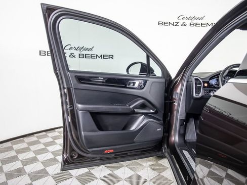 Used 2019 Porsche Cayenne AWD/4WD image 17