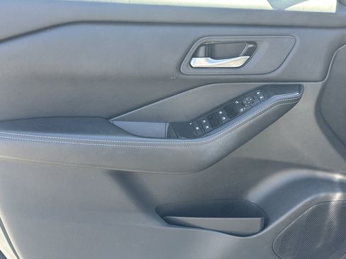 Used 2025 Nissan Rogue SV FWD image 10