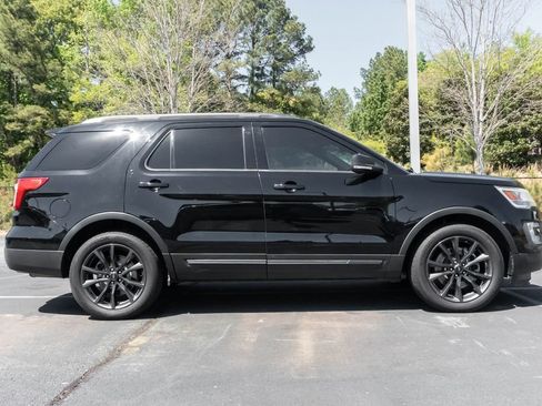 Used 2017 Ford Explorer XLT w/ Equipment Group 202A FWD image 16
