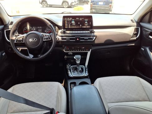 Used 2021 Kia Seltos SX w/ SX Sunroof Package AWD/4WD image 2