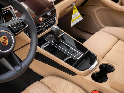 Certified 2026 Porsche Macan AWD/4WD image 13