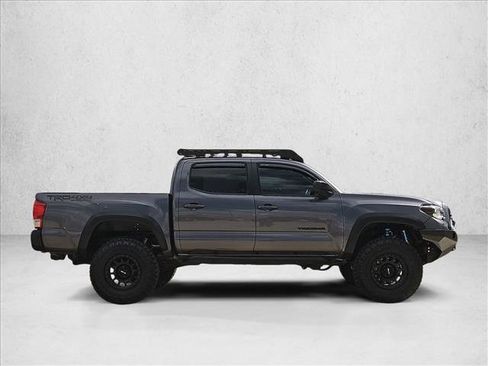 Used 2017 Toyota Tacoma TRD Off-Road w/ Tow Package (A/T) AWD/4WD image 4