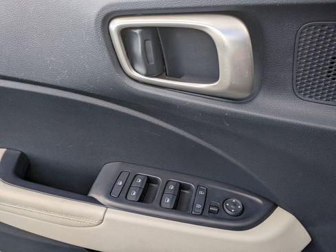 Certified 2021 Hyundai Venue image 10