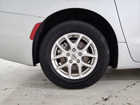 Used 2024 Chrysler Pacifica Touring-L image 13