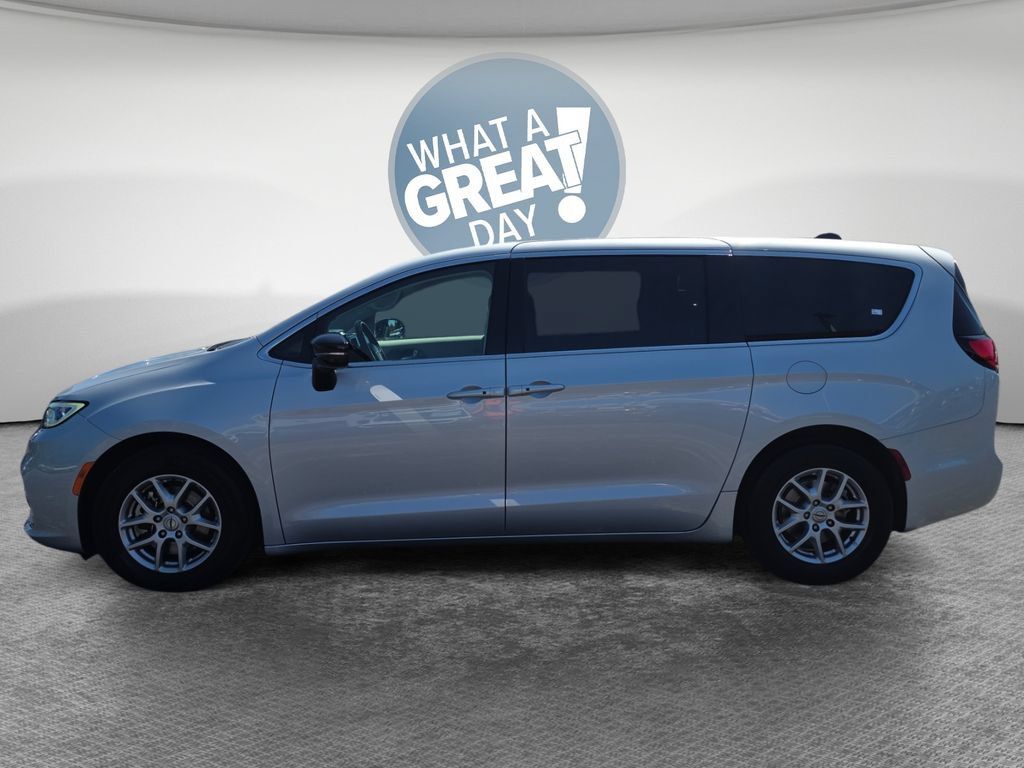 Used 2024 Chrysler Pacifica Touring-L FWD image 7