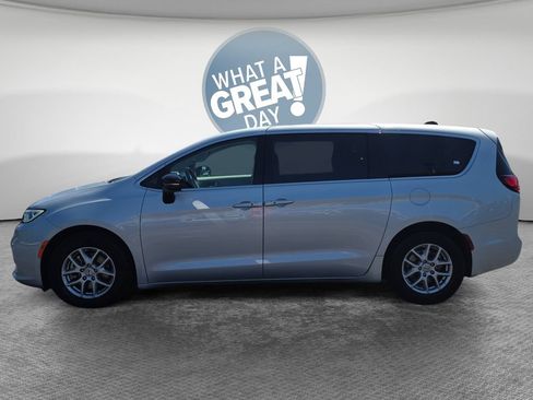 Used 2024 Chrysler Pacifica Touring-L FWD image 7