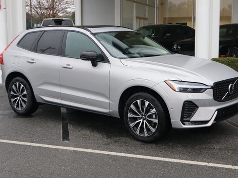 Used 2025 Volvo XC60 B5 Plus image 2