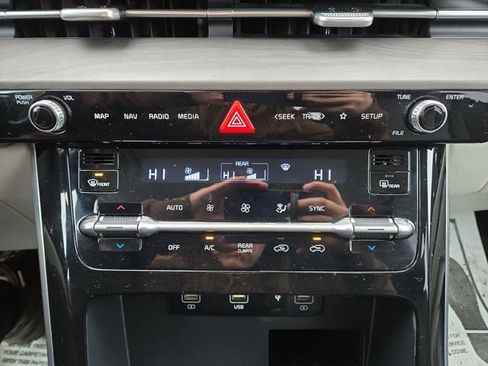 Used 2024 Kia Carnival EX image 25