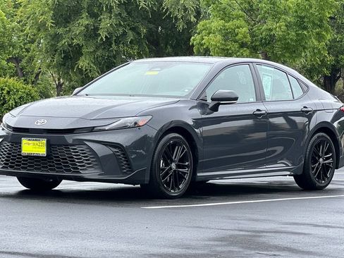 Used 2025 Toyota Camry SE FWD image 16