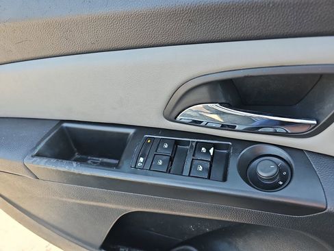 Used 2013 Chevrolet Cruze LS image 29