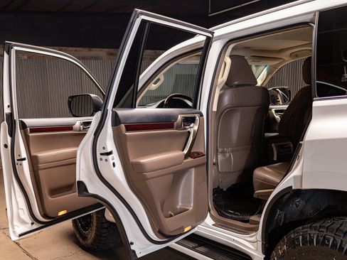 Used 2018 Lexus GX 460 image 29