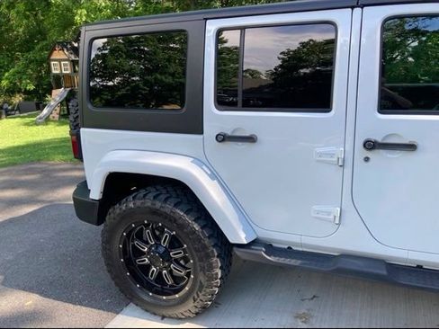 Used 2017 Jeep Wrangler Unlimited Sahara w/ Dual Top Group AWD/4WD image 8