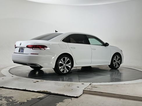 Used 2021 Volkswagen Passat 2.0T SE image 2