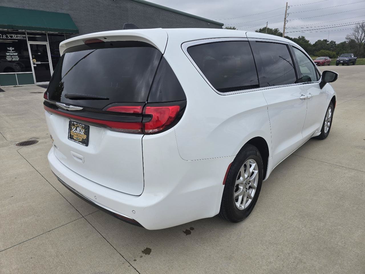 Used 2023 Chrysler Pacifica Touring-L FWD image 10