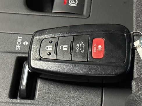 Used 2023 Toyota Highlander XLE FWD image 28