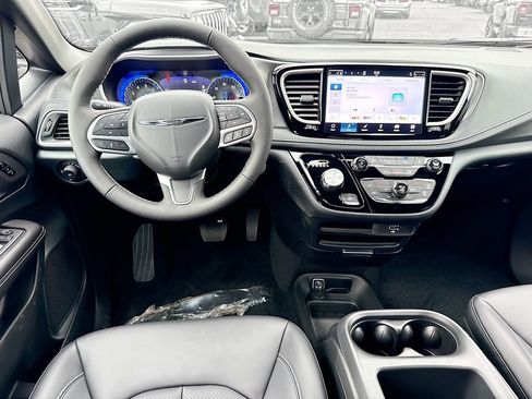 New 2026 Chrysler Pacifica Select image 24