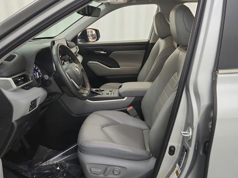Used 2023 Toyota Highlander XLE AWD/4WD image 18