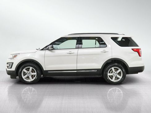 Used 2016 Ford Explorer XLT w/ Equipment Group 202A AWD/4WD image 2
