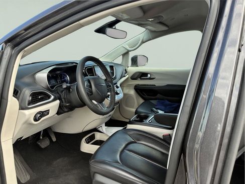Used 2023 Chrysler Pacifica Touring-L FWD image 15