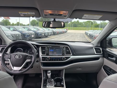 Used 2016 Toyota Highlander XLE AWD/4WD image 28