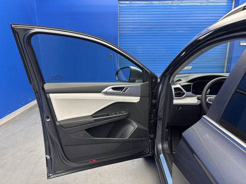 New 2026 Volkswagen Taos SE image 9