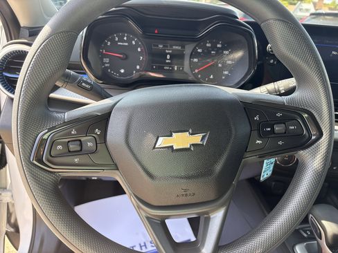Used 2025 Chevrolet Trax LS w/ LS Convenience Package image 11