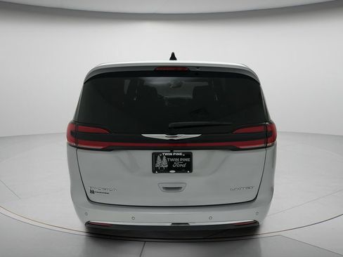 Used 2026 Chrysler Pacifica Limited FWD image 4