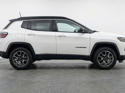 Used 2025 Jeep Compass Trailhawk AWD/4WD image 8