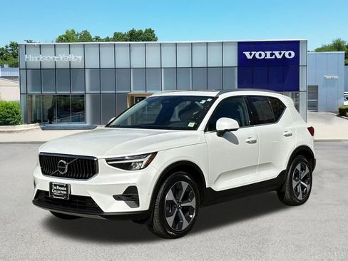 Certified 2025 Volvo XC40 B5 Plus AWD/4WD image 1