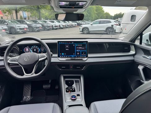 Used 2026 Volkswagen Tiguan SE w/ Panoramic Sunroof Package AWD/4WD image 11