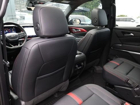Used 2025 Chevrolet Traverse RS FWD image 21