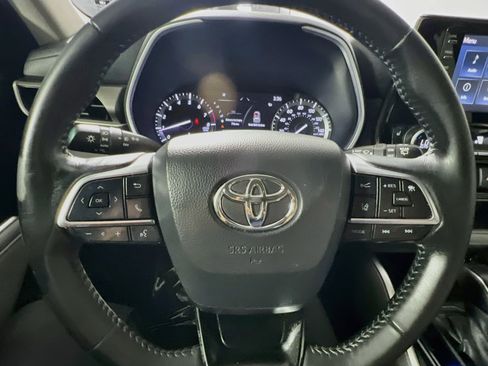 Used 2021 Toyota Highlander XLE FWD image 18