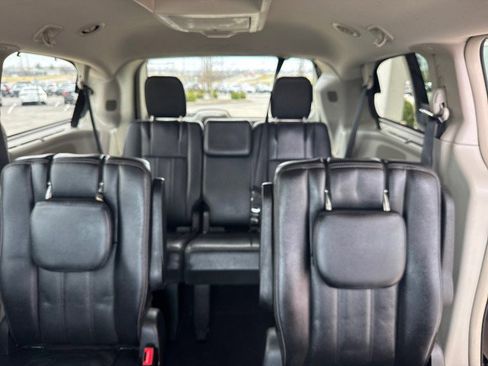 Used 2015 Chrysler Town & Country Touring-L w/ Driver Convenience Group image 6