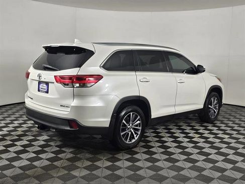 Used 2019 Toyota Highlander XLE image 3