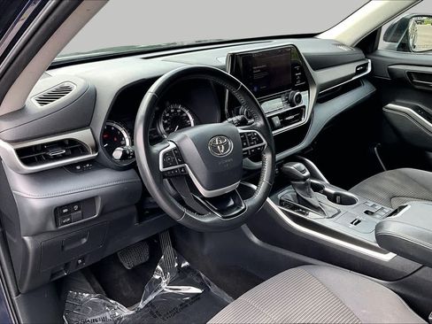 Used 2023 Toyota Highlander LE FWD image 17